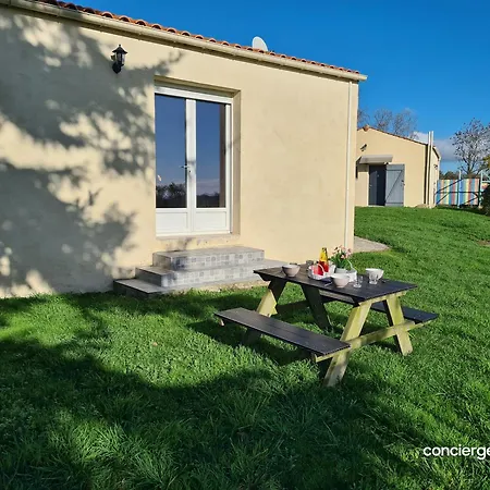 Les Maisonnettes De La Maneliere, En Campagne Proche Du Puy Dufou *