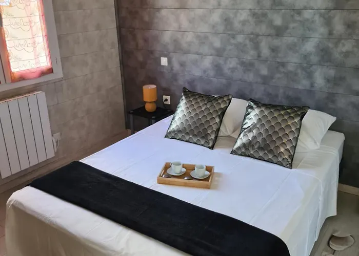 Les Maisonnettes De La Maneliere, En Campagne Proche Du Puy Dufou