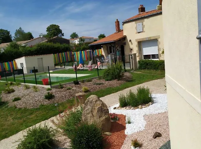 Les Maisonnettes De La Maneliere, En Campagne Proche Du Puy Dufou *